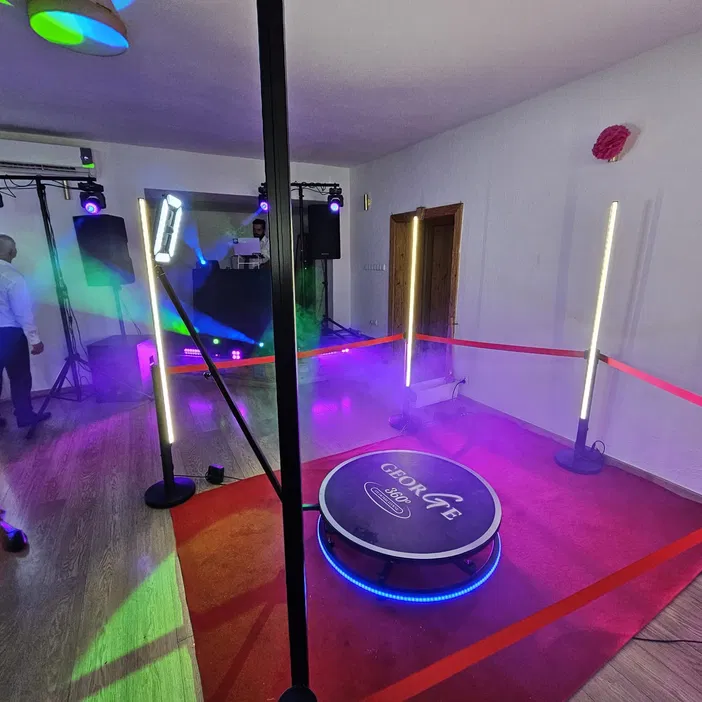 DJ na imprezie z oświetleniem LED i maszyną do dymu w nowoczesnym klubie muzycznym