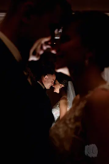  Para młoda w miłosnym uścisku na romantycznym, artystycznym zdjęciu ślubnym. 