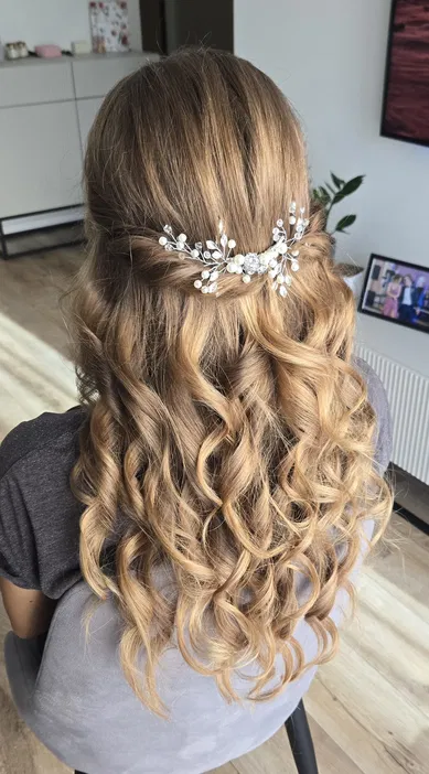 Upięcie ślubne z loków z ozdobną spinką z perłami i kryształkami, długie blond włosy, fryzura wieczorowa na wesele.