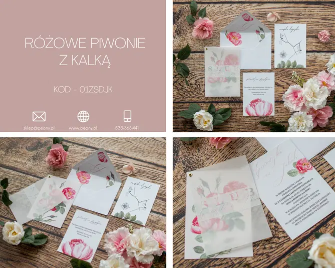  Różowe piwonie z kalką – zaproszenia ślubne na drewnianym stole, eleganckie akcesoria weselne, kwiatowe motywy, personalizowane dekoracje ślubne, kontakt: sklep@peony.pl. 
