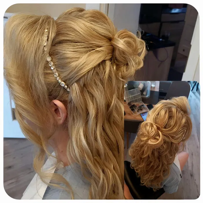 Blond włosy z elegancką upięciem, zawierające ozdobną opaskę z kryształkami, idealne na uroczyste okazje, takie jak wesela.