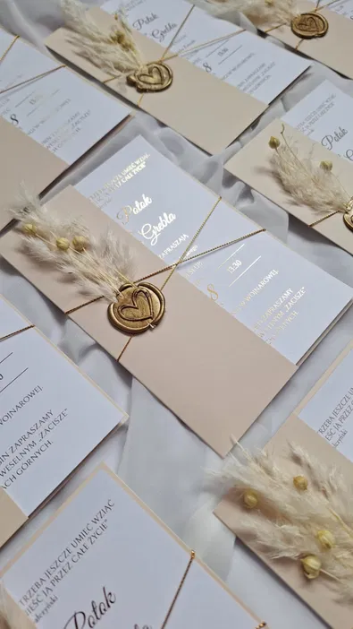 Eleganckie zaproszenia ślubne z suszonymi kwiatami i złotym woskiem, personalizowane kartki na uroczystość ślubu, nowoczesny design.