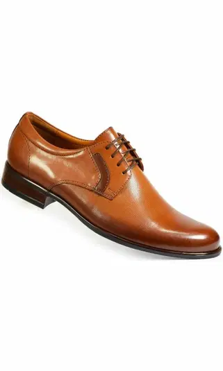  Brązowe eleganckie buty męskie ze skóry licowej z otwartym sznurowaniem, idealne na formalne okazje. 