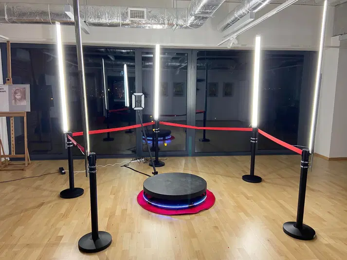  Platforma do fotobudki 360 z oświetleniem studyjnym w nowoczesnym wnętrzu. 