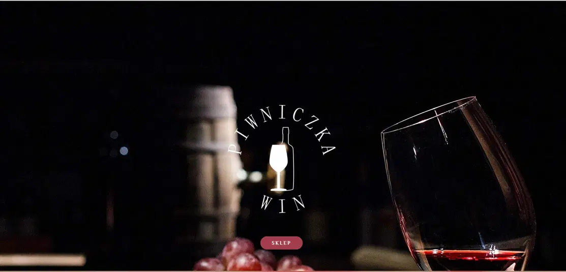  Logo Piwniczka Win, kieliszek wina, winogrona, ciemne tło. 