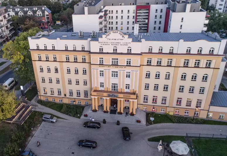  Zdjęcie lotnicze budynku Jesziwa Chachmej w Lublinie.  