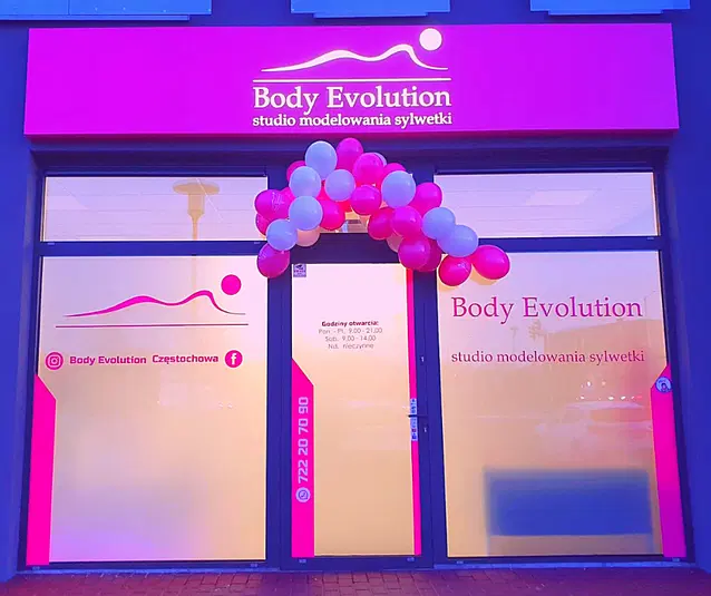  Studio modelowania sylwetki Body Evolution Częstochowa – nowoczesne centrum fitness, różowo-białe balony, godziny otwarcia. 
