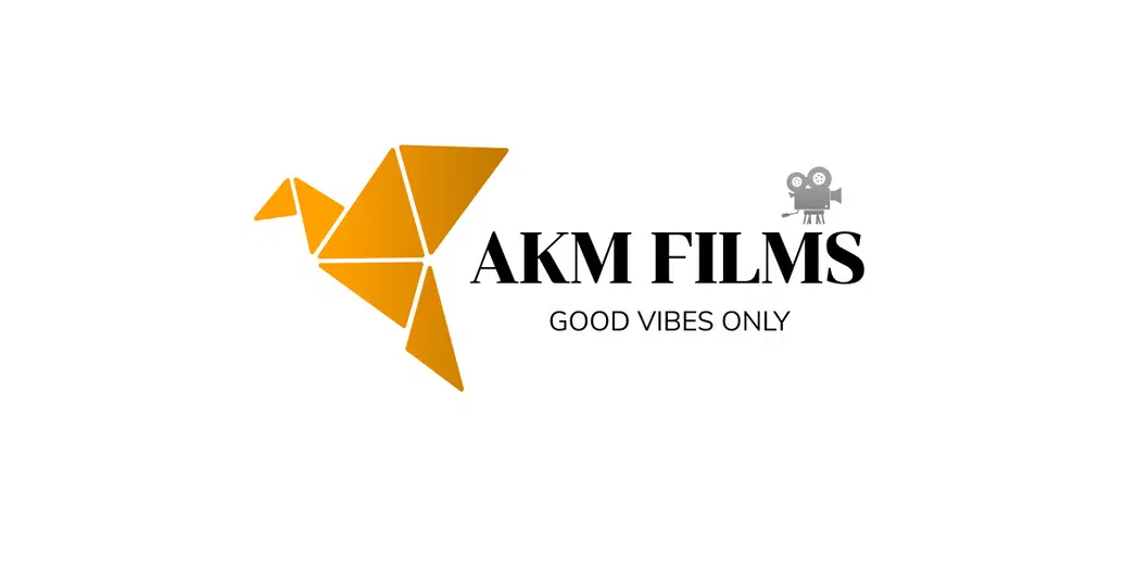  Logo AKM Films z motywem origami i hasłem Good Vibes Only. 