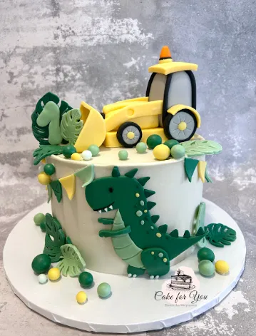 Tort dla dzieci z ozdobami w kształcie dinozaura i traktora, kolorowy tort urodzinowy, dekoracje cukrowe, impresja tropikalna, kreatywne ciasto na przyjęcie dla chłopca, słodka dekoracja z motywem dinozaurów i budowlanym.
