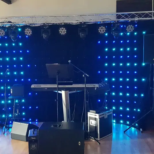  Scena muzyczna z klawiaturą Yamaha, mikrofonami i efektownym oświetleniem LED. 