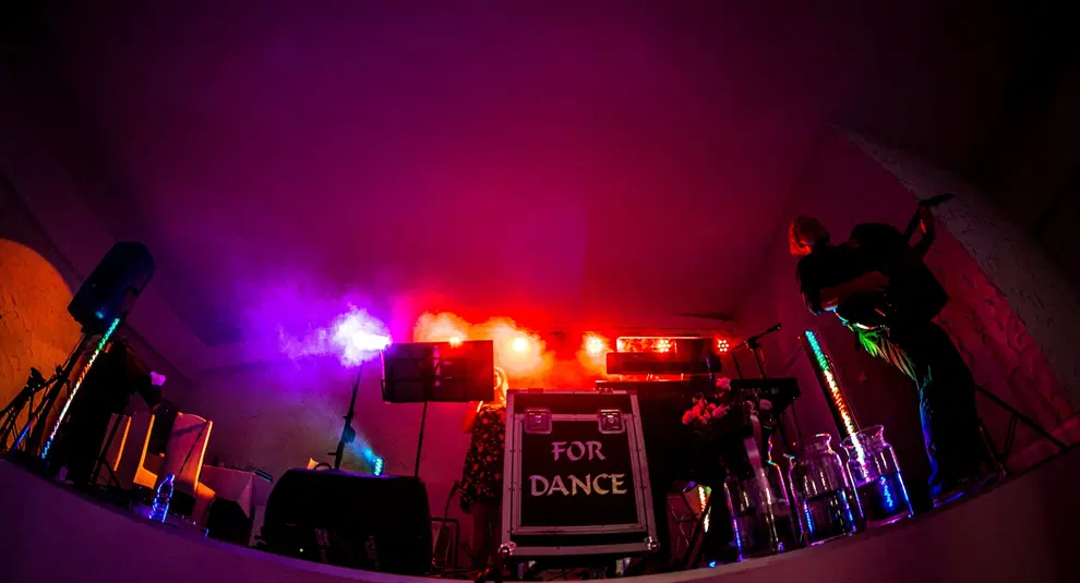  Koncert muzyczny z kolorowymi światłami i gitarzystą na scenie. 