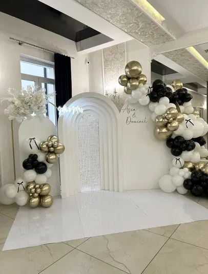  Dekoracja ślubna z balonami w kolorach białym, czarnym i złotym, z eleganckim tłem i napisem Mr & Mrs, idealna na przyjęcie weselne. 