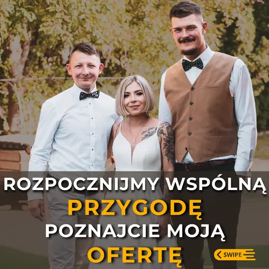  Trzech uśmiechniętych ludzi w eleganckich ubraniach, dwaj mężczyźni i kobieta w białej sukni z tatuażami, na tle zielonego otoczenia, z napisem Rozpocznijmy wspólną przygodę, poznajcie moją ofertę. 