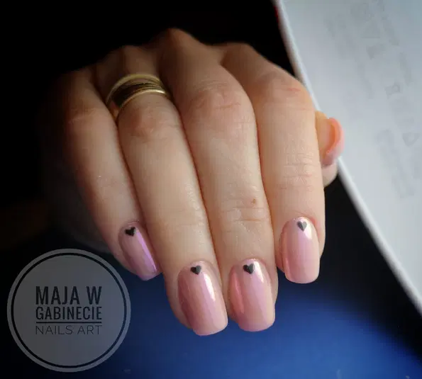  Nude manicure z czarnymi sercami na paznokciach, elegancka stylizacja paznokci, gabinet Maja W Gabinecie. 