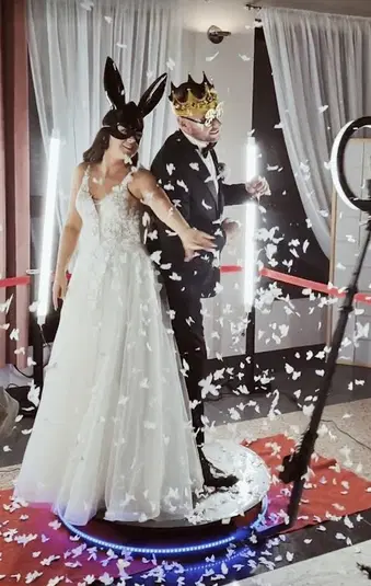  Para w maskach na ślubie, taniec w otoczeniu motyli, nowoczesna dekoracja ślubna, eleganckie stroje, zabawa na weselu. 