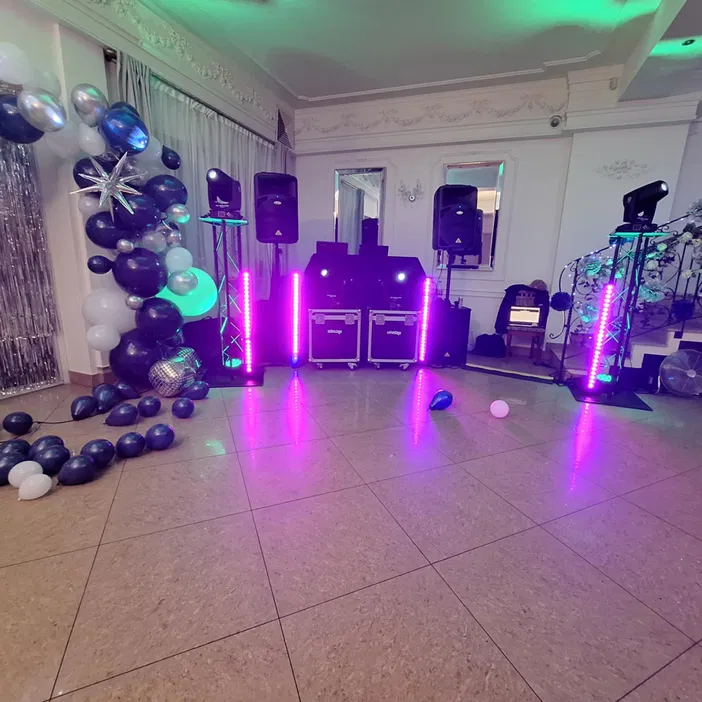 Dekoracja sali na imprezę z kolorowymi balonami i oświetleniem LED, profesjonalne nagłośnienie na przyjęcie, elegancki wystrój wnętrza.