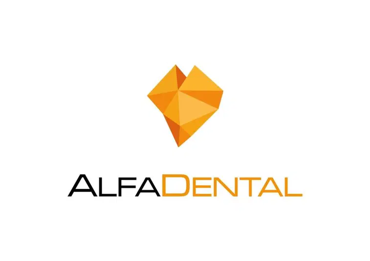  Logo Alfa Dental z pomarańczowym geometrycznym kształtem na białym tle. 