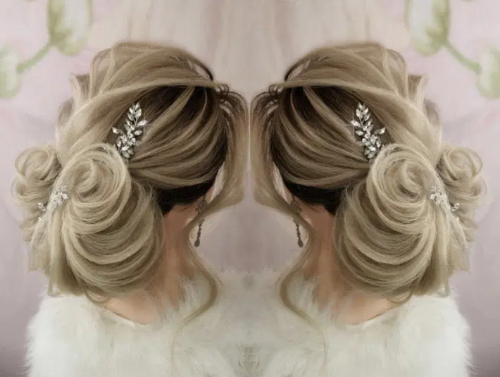  Blond fryzura ślubna z eleganckim upięciem i ozdobą z kryształkami. 