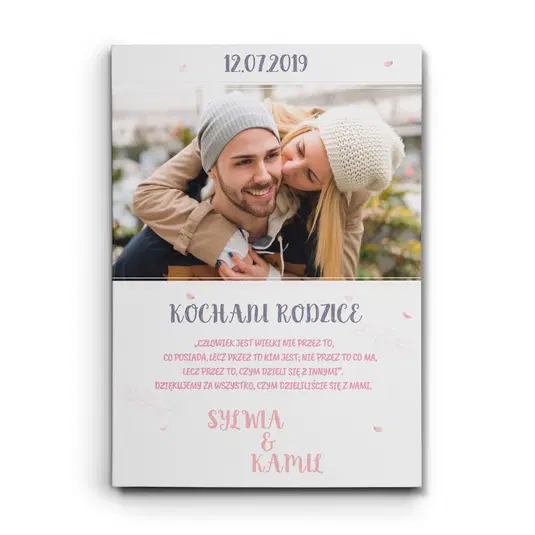  Para młoda w czapkach zimowych, trzymająca się w objęciach, na tle natury, z dedykacją dla rodziców i datą 12.07.2019. Idealny prezent na podziękowanie podczas ślubu. 