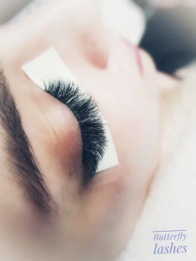 Zbliżenie na przedłużone rzęsy u klientki w salonie kosmetycznym Butterfly Lashes. 