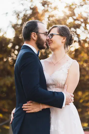  Para młoda podczas romantycznego pleneru ślubnego, ujęcie w naturalnym świetle, bliskość i miłość w tle jesiennej natury. 