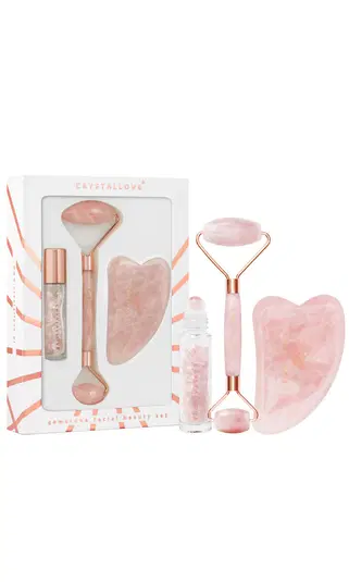  Zestaw kosmetyczny z różowym wałkiem jadeitowym, płytką gua sha i eliksirem do twarzy Crystallove. 