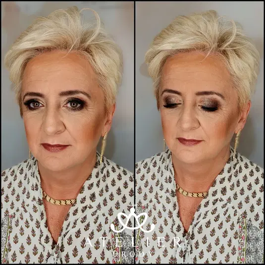  Nieznana kobieta z krótkimi blond włosami, eleganckim makijażem i zamkniętymi oraz otwartymi oczami na zdjęciu, w biżuterii i wzorzystej bluzce. 