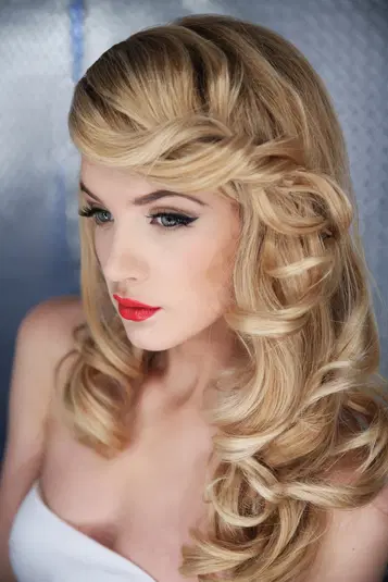  Blondynka z eleganckimi falami, makijażem w stylu glamour i czerwonymi ustami. 