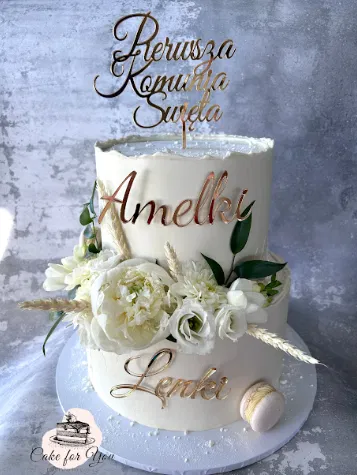 Dwupiętrowy tort komunijny z kwiatowymi dekoracjami, imionami Amelki i Lenki oraz napisem Pierwsza Komunia Święta na szczycie, wykonany przez Cake for You.