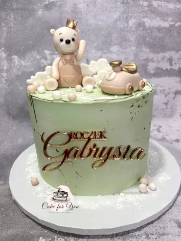 Tort urodzinowy Roczek Gabrysia z dekoracją w kształcie misia z koroną i autko, pastelowe kolory, elegancki design.
