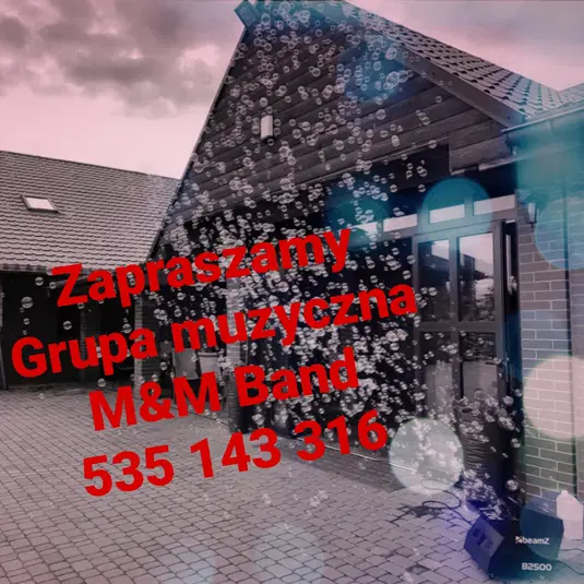  Zaproszenie na koncert grupy muzycznej M&M Band z numerem kontaktowym, bańki mydlane na tle budynku. 