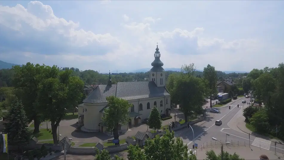  Kościół w otoczeniu drzew, widok z lotu ptaka, słoneczny dzień. 