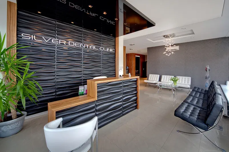  Nowoczesne wnętrze recepcji kliniki stomatologicznej z eleganckim wystrojem i designerskimi meblami. 