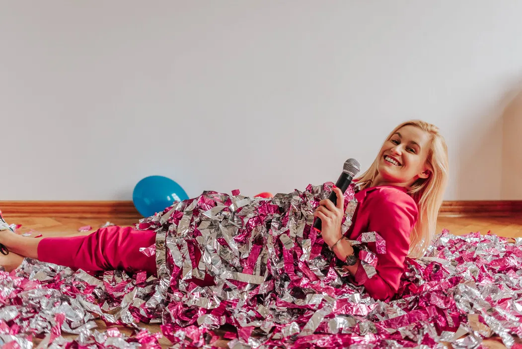 Cztery butelki Prosecco z etykietami personalizowanymi na wieczór panieński, elegancki prezent na specjalne okazje.