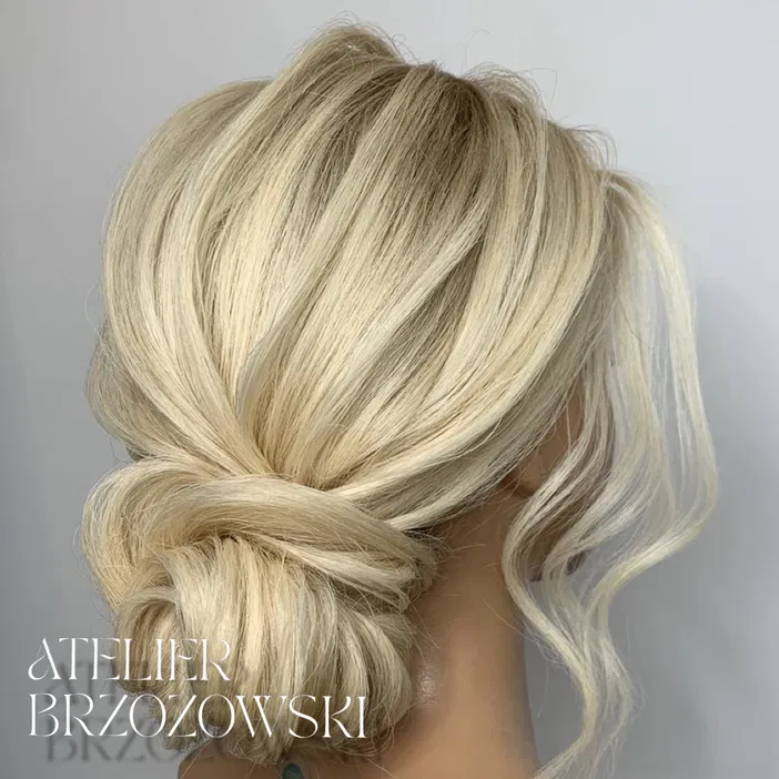 Blond elegancka fryzura upięta z delikatnymi falami, stylizacja ślubna, Atelier Brzozowski.