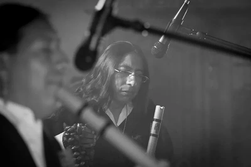 Muzycy grający na instrumentach podczas koncertu, czarno-biała fotografia