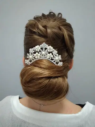  Upięcie ślubne z ozdobnym grzebieniem i kwiatowymi kryształkami, elegancka fryzura na wesele, włosy blond. 