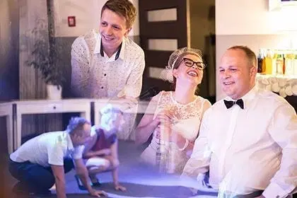  Nie wiem, kto to jest, ale chętnie pomogę Ci z opisem obrazu.

Przyjęcie weselne, uśmiechnięci goście, elegancko ubrani, zabawa, śmiech, radość, zdjęcie grupowe. 