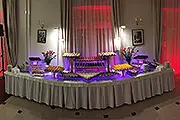  Stół szwedzki z przekąskami na eleganckim przyjęciu, dekoracje w tle, efektowne oświetlenie LED. 