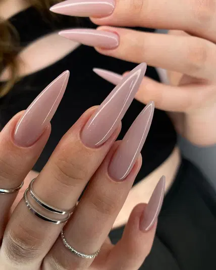  Długie migdałowe paznokcie w odcieniu nude, stylizacja paznokci żelowych, manicure z pierścionkami, eleganckie paznokcie damskie. 