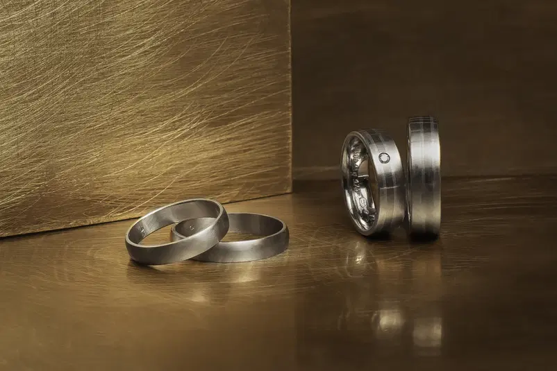  Srebrne obrączki ślubne na złotym tle, stylowa biżuteria z diamentem, eleganckie pierścionki dla par. 