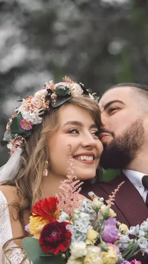  Ślubna para w ogrodzie, panna młoda z wiankiem z kwiatów, pan młody w garniturze, zbliżenie, uśmiech i miłość, romantyczna sesja ślubna. 