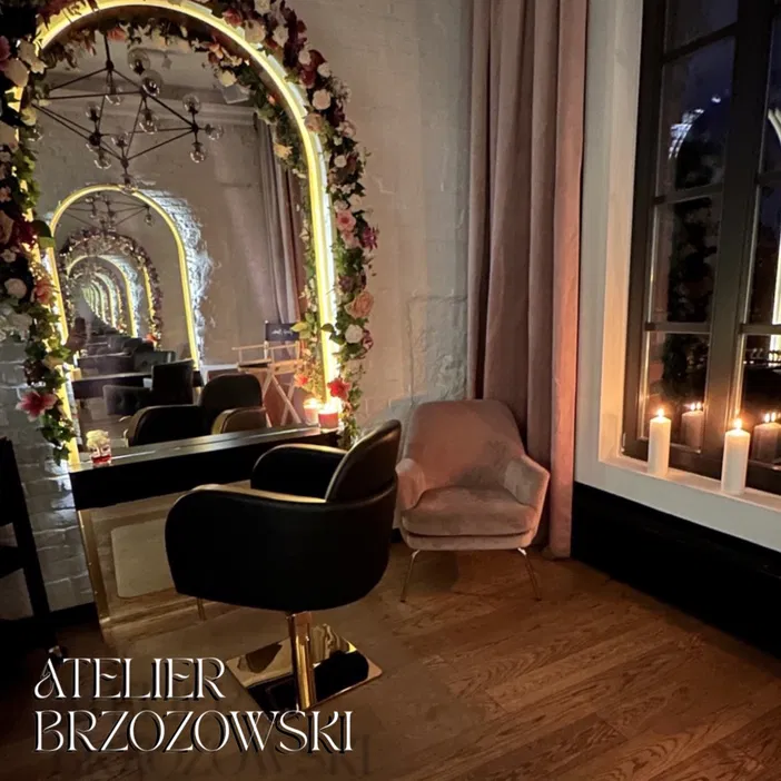 Luksusowy salon fryzjerski z kwiatowym lustrem i eleganckim wystrojem, Atelier Brzozowski.