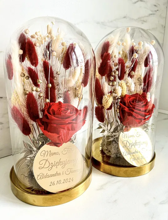Kwiaty wieczne z czerwoną różą w szklanej kopule na złotej podstawie, personalizowane podziękowania dla rodziców, elegancka dekoracja na specjalne okazje.
