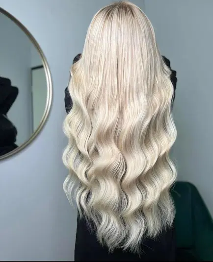  Długie fale blond włosy, elegancka fryzura, inspiracje na stylizację, zdrowe lśniące włosy, nowoczesne trendy fryzjerskie. 