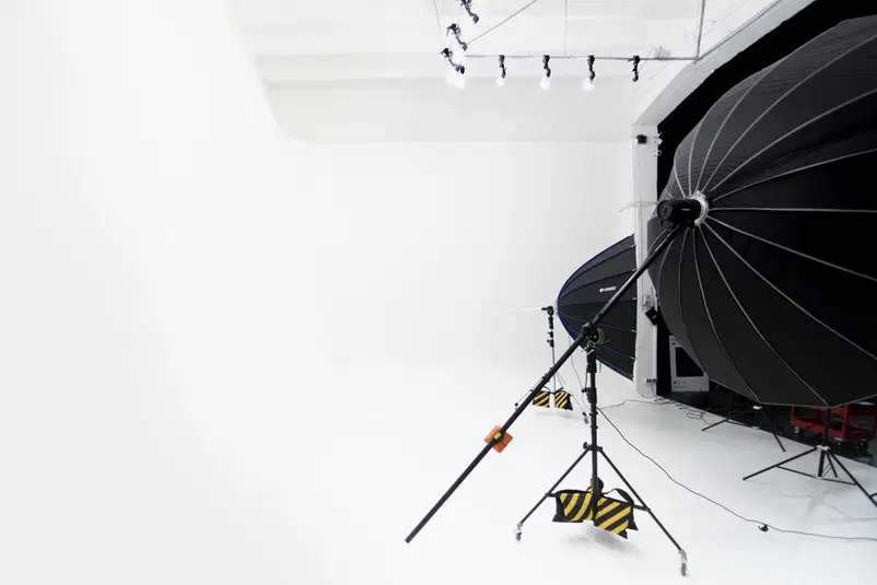  Profesjonalne studio fotograficzne z dużymi parasolami oświetleniowymi. 