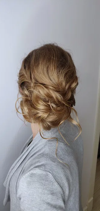 Upięcie włosów w luźny kok, elegancka fryzura na wesele lub przyjęcie, stylowy wygląd, naturalny kolor włosów, fryzura wieczorowa.