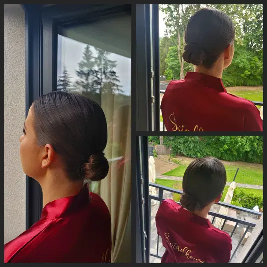  Uczesanie ślubne z niskim kokiem w eleganckim stylu – widok z boku i z tyłu, satynowy szlafrok w kolorze bordowym na tle zielonego ogrodu. 
