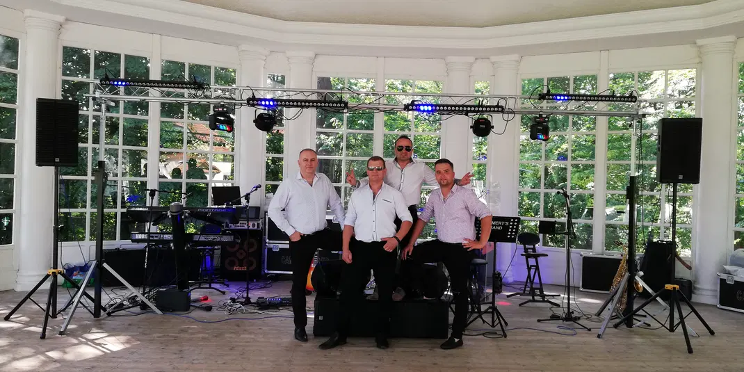  Zespół muzyczny na scenie z instrumentami w tle, przygotowujący się do występu. 