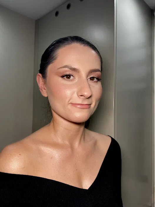 Nie wiem, kto jest na zdjęciu.

Elegancka kobieta w czarnej bluzce na ramiączkach, z gładko zaczesanymi włosami i subtelnym makijażem, na neutralnym tle.